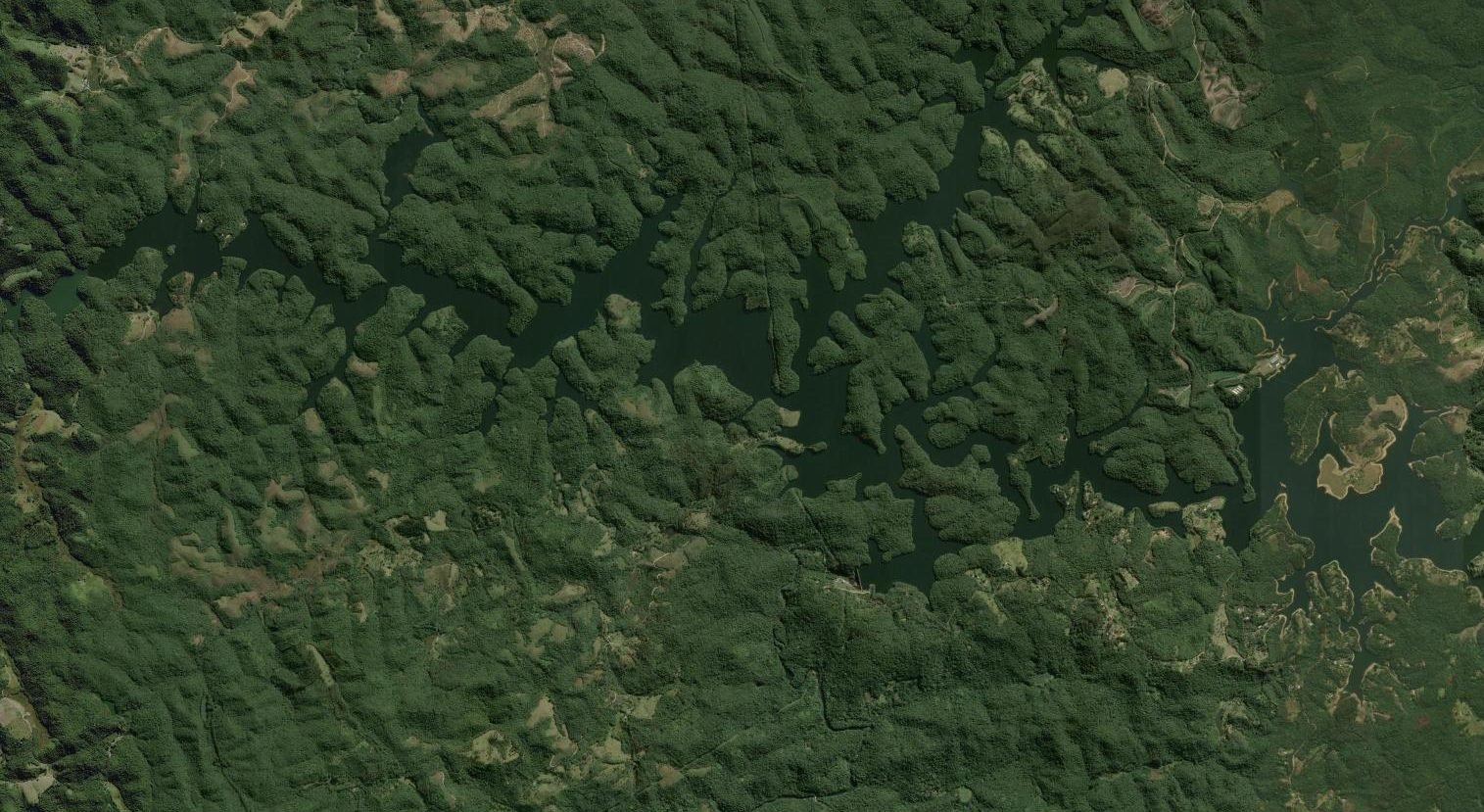 Imagem de satélite aproximada do corpo d'água da represa